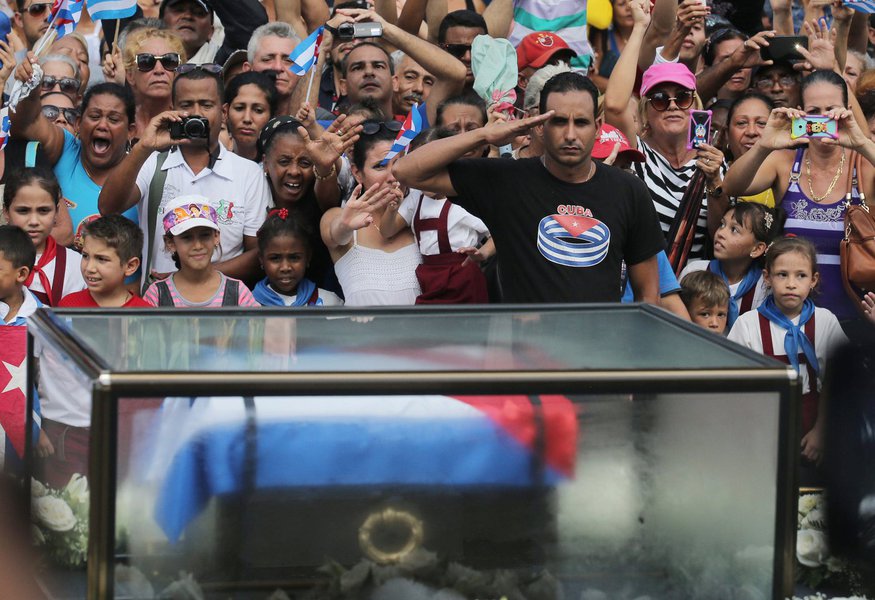 People react as the caravan carrying the ashes of Fidel Castro passes them in Las Tunas, Cuba, December 2, 2016. REUTERS/Carlos Barria TPX IMAGES OF THE DAY - RTSUE0C