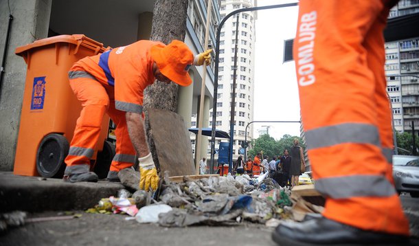 Rio de Janeiro - Algumas equipes de garis voltam a recolher lixo na região central da cidade (Tânia Rêgo/Agência Brasil)
