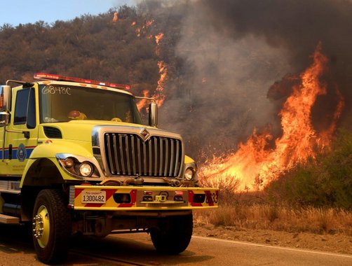 Caminhão dos bombeiros ao lado de incêndio em parque em Los Angeles. REUTERS/Gene Blevins