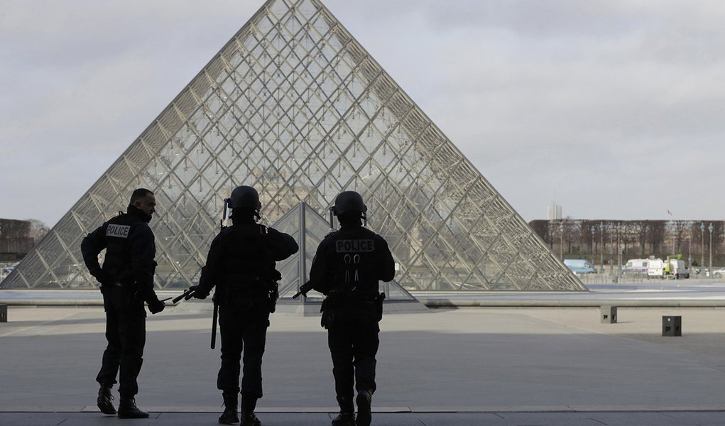 Policiais franceses em frente Pirâmide do Louvre, em Paris. 03/02/2017 REUTERS/Christian Hartmann