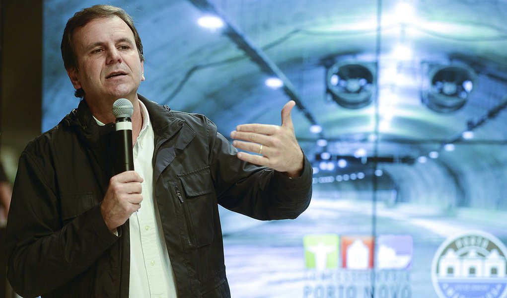 Rio de Janeiro - O prefeito Eduardo Paes visita o novo Túnel Prefeito Marcello Alencar. Obra que faz parte da reestruturação urbana da região portuária do Rio e que terá a primeira galeria inaugurada no dia 19 de junho. (Tânia Rêgo/Agência Brasil)