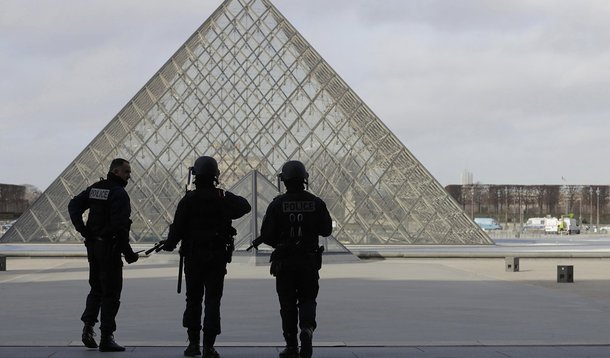 Policiais franceses em frente Pirâmide do Louvre, em Paris. 03/02/2017 REUTERS/Christian Hartmann