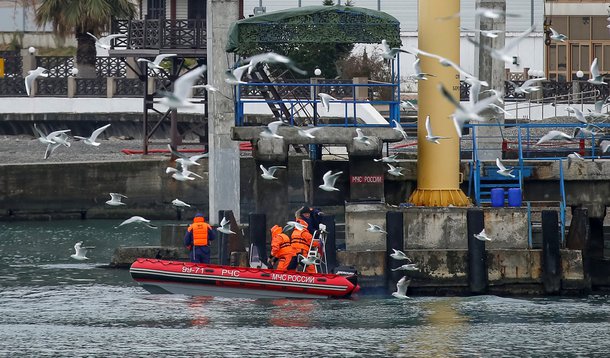 Barco de equipe de resgate visto durante buscas por destroços do avião militar russo Tu-154 em Sochi. 26/12/2016 REUTERS/Maxim Shemetov