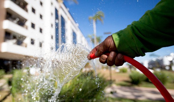 Bras�lia(DF), 16/07/2015 - Noroeste_irriga��o do jardim. Foto: Rafaela Felicciano/Metr�poles