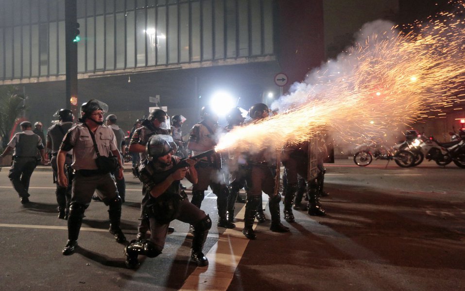 PM usa bomba de gás em manifestação