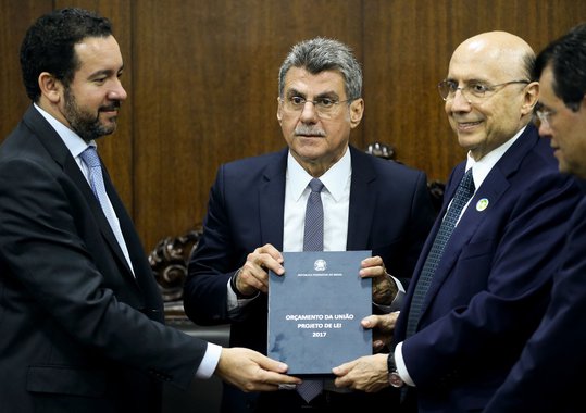 Brasília - Os ministros do Planejamento, Dyogo Oliveira e da Fazenda, Henrique Meirelles, entregam Orçamento da União 2017 ao 2º vice-presidente do Congresso, senador Romero Jucá (Wilson Dias/Agência Brasil)