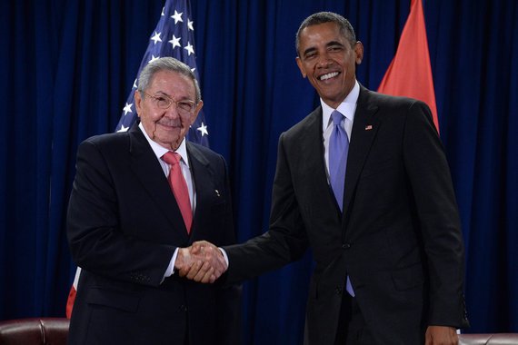 epa04955784 US President Barack Obama (R) attends a bilateral meeting with Cuban President Raul Castro at the United Nations headquarters in New York, New York, 29 September 2015. EPA/BEHAR ANTHONY / POOL
