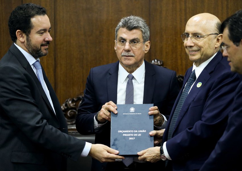 Brasília - Os ministros do Planejamento, Dyogo Oliveira e da Fazenda, Henrique Meirelles, entregam Orçamento da União 2017 ao 2º vice-presidente do Congresso, senador Romero Jucá (Wilson Dias/Agência Brasil)