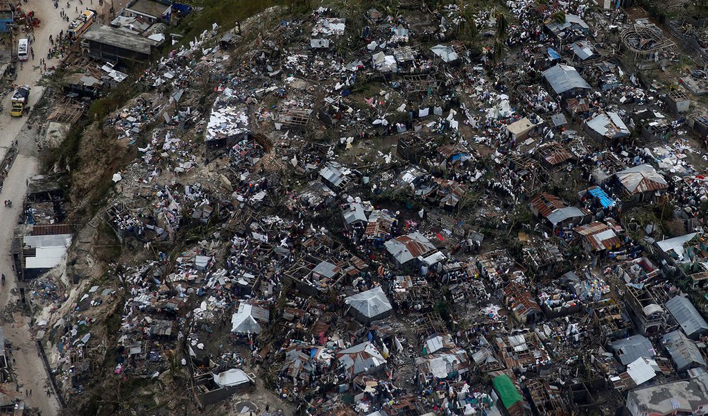 Casas destruídas pela passagem do furacão Matthew por Jeremie, no Haiti. 05/10/2016 REUTERS/Carlos Garcia Rawlins