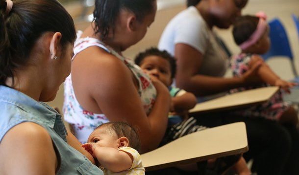 Brasília - Lorrane Paiva partcipa com seu bebê do mamaço” em plena estação de metrô de Samambaia, como forma de superação ao que ainda resta de preconceito contra um gesto natural. O ato também servirá de abertura para a campanha Incentive a Vida