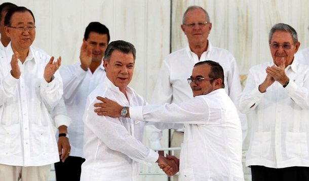 Presidente Santos cumprimenta o líder das Farc Timochenko em Cartagena. 26/9/2016. REUTERS/John Vizcaino