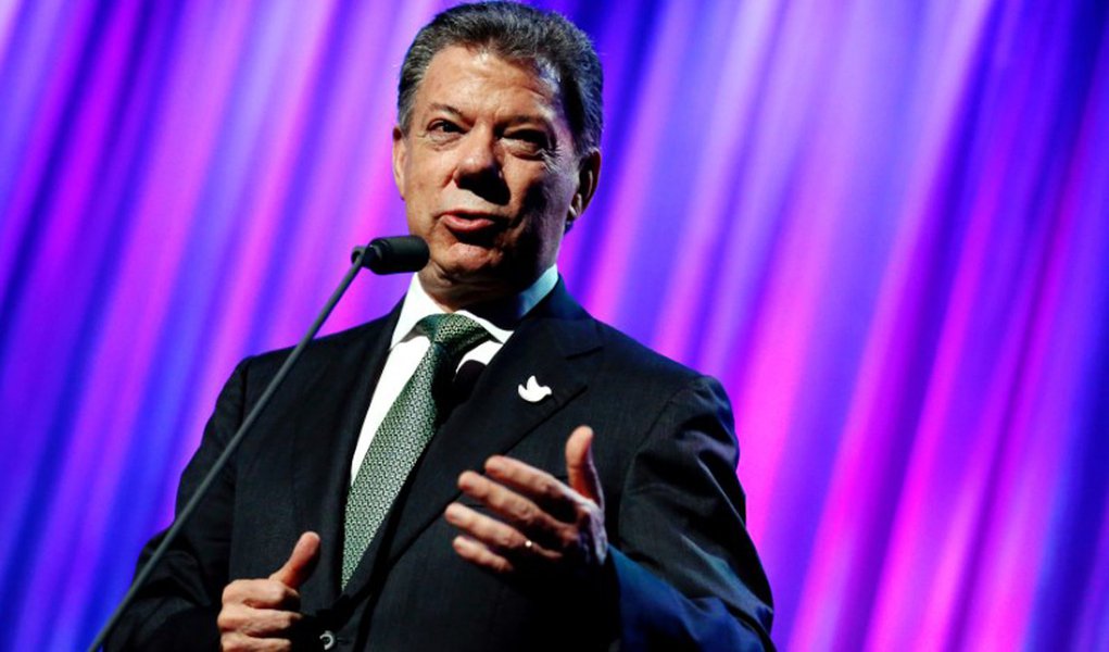 Colombia's President Juan Manuel Santos speaks to guests after receiving the Clinton Global Citizen Award in New York, U.S., September 19, 2016. REUTERS/Eduardo Munoz/File Photo