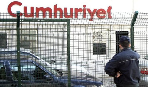 Policial visto em escritório do jornal secular de oposição Cumhuriyet, em Istambul. 11/05/2006 REUTERS/Ugur Demir/Files