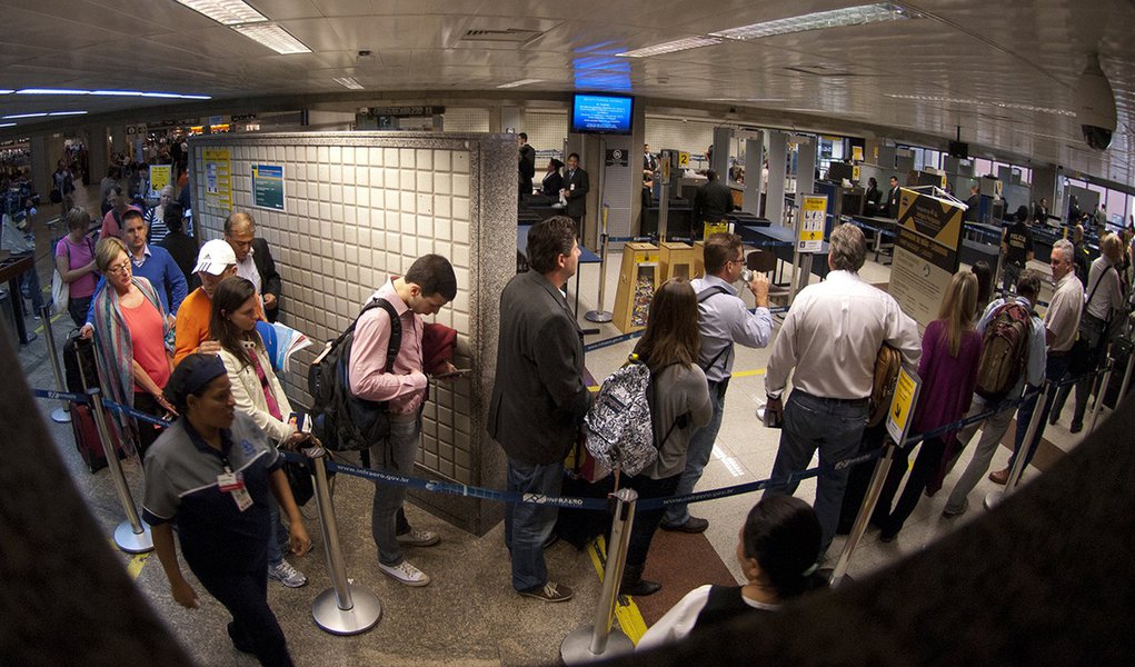 São Paulo (SP) - Operação padrão da Polícia Federal no aeroporto de Guarulhos gera grandes filas no embarque internacional