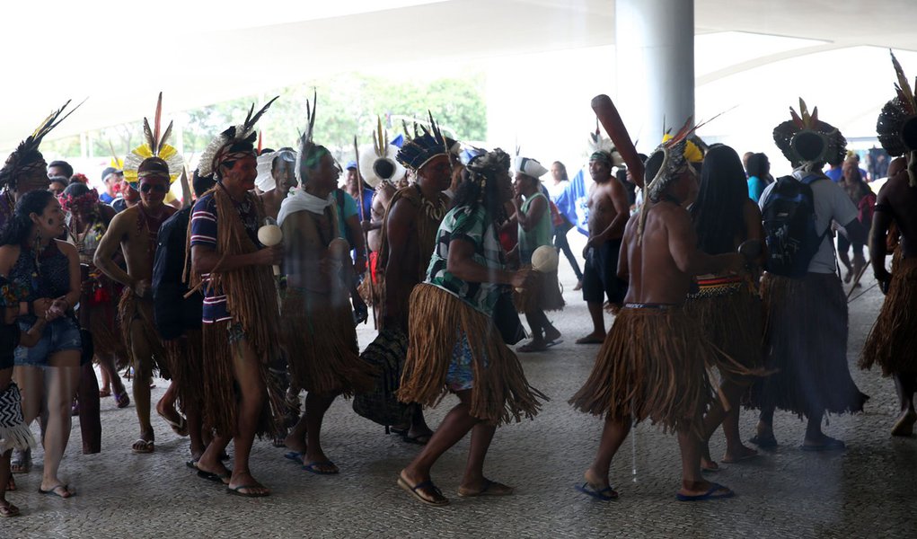 Brasília - Índios fazem manifestação em frente ao Palácio do Planalto. (Antônio Cruz/Agência Brasil)