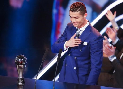 O jogador do Real Madri e da seleção de Portugal Cristiano Ronaldo recebe o prêmio de melhor do mundo em 2016 pela Fifa. 09/01/17. REUTERS/Ruben Sprich