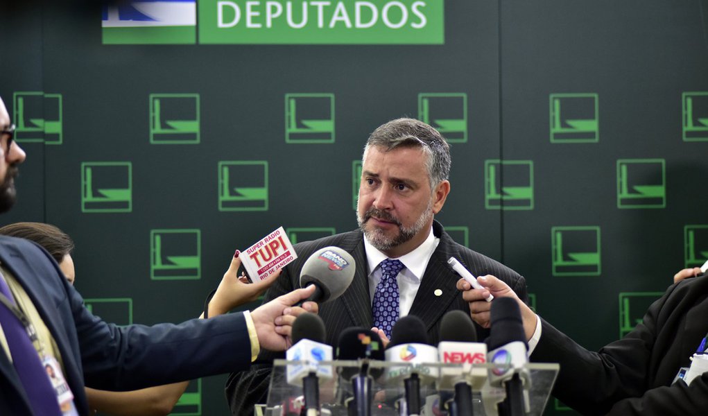 Brasília- DF- Brasil- 01/04/2016- Dep. Paulo Pimenta (PT - RS), concede entrevista. Foto: Zeca Ribeiro/ Câmara dos Deputados
