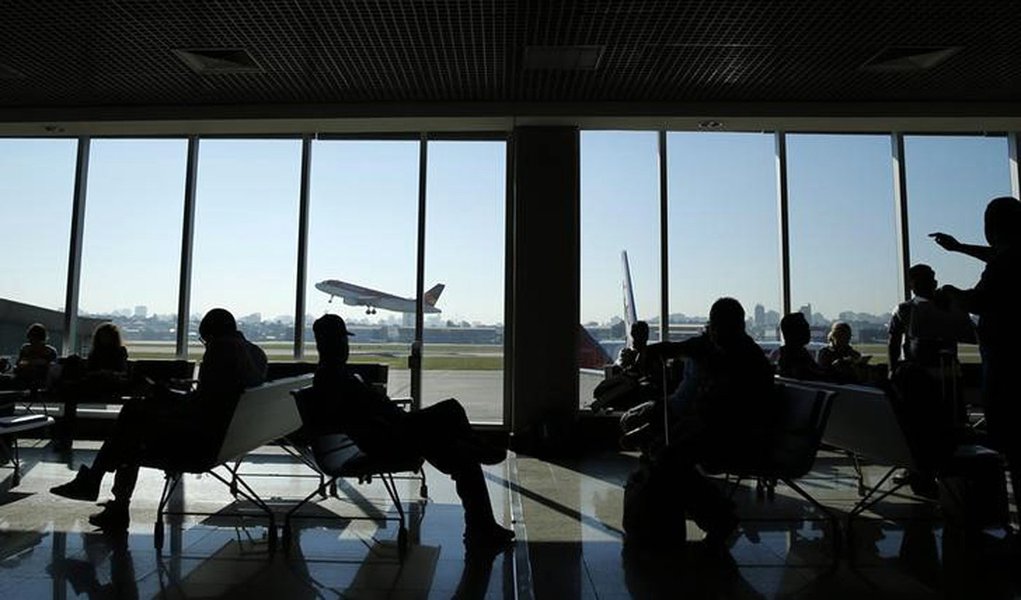 Passageiros aguardam no aeroporto de Congonhas, em São Paulo. 24/06/2014 REUTERS/Sergio Moraes