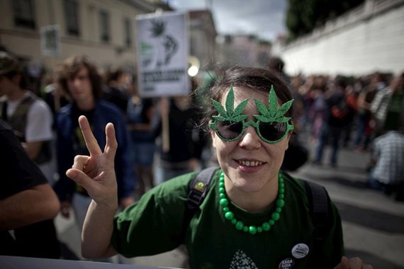 Manifestante portuguesa usa óculos em forma de folha de maconha. A maioria da população é favorável à legalização das drogas.