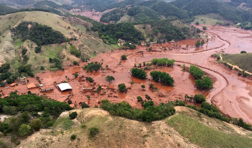 Mariana (MG) - barragem pertencente à mineradora Samarco se rompeu no distrito de Bento Rodrigues, zona rural a 23 quilômetros de Mariana, em Minas Gerais (Corpo de Bombeiros/MG - Divulgação)