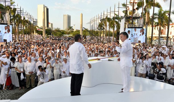 Presidente colombiano, Juan Manuel Santos (direita), e o líder das Farc, Rodrigo Londoño, durante assinatura de acordo de paz, em Cartagena. 26/09/2016 Colombian Presidency/Handout via Reuters/File Photo