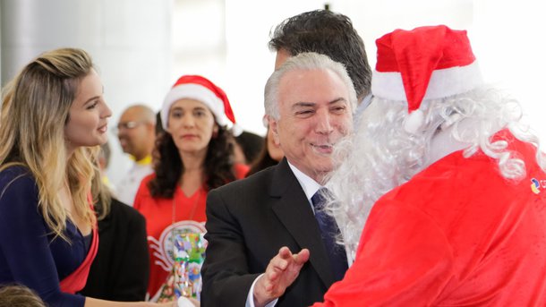 (Brasília, DF 16/12/2016) Presidente Michel Temer e a Primeira-Dama Marcela Temer durante entrega de presentes feita pelo Papai Noel dos Correios. Foto: Marcos Corrêa/PR