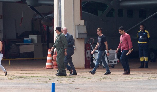 Brasília- DF 19-10-2016 Ex-deputado federal, Eduardo Cunha, entrando no avião da Polícia Federal, que seguiu para curitiba. Cunha teve a prisão preventiva decretada pelo juiz Sérgio Moro, durante as investigações da Operação Lava Jato