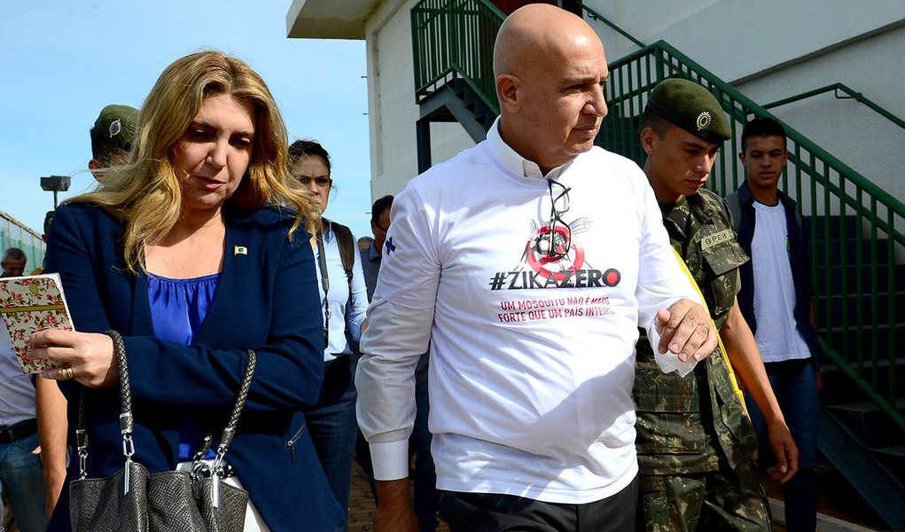 Brasília - Dra. Eliane Alselmo, sub secretária de Saúde do DF e o ministro do Planejamento, Valdir Simão, visitam o Instituto Federal de Educação Tecnológica de Samambaia (Elza Fiúza / Agência Brasil)