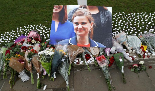 Flores em homenagem a Jo Cox deixadas em Londres. 17/06/2016 REUTERS/Stefan Wermuth