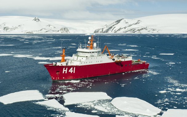 O navio polar Almirante Maximiano leva equipes de cientistas brasileiros para a Antártica