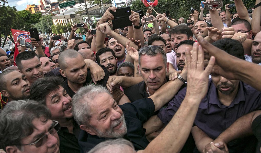 O ex-presidente Lula chega em sua residência em São Bernardo do Campos