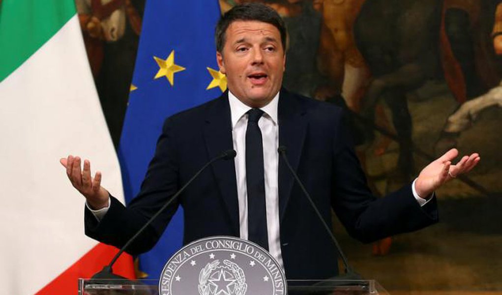 Italian Prime Minister Matteo Renzi speaks during a media conference after a referendum on constitutional reform at Chigi palace in Rome, Italy, December 5, 2016. REUTERS/Alessandro Bianchi