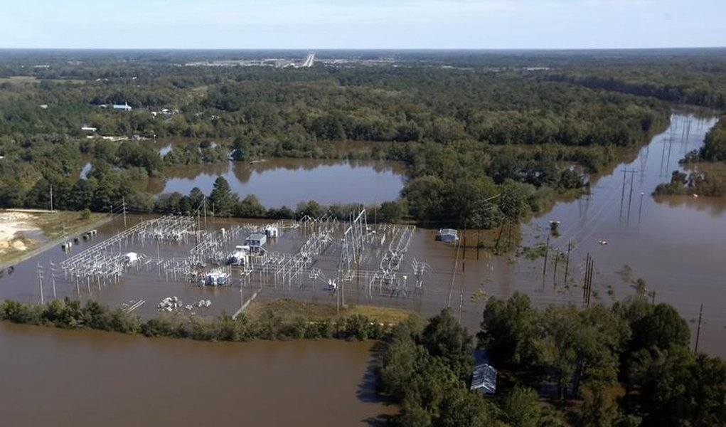 Flooding waters of the Tar River cover a local power plant due to rainfall caused from Hurricane Matthew in Greenville, North Carolina, U.S., October 11, 2016. REUTERS/Nicole Craine