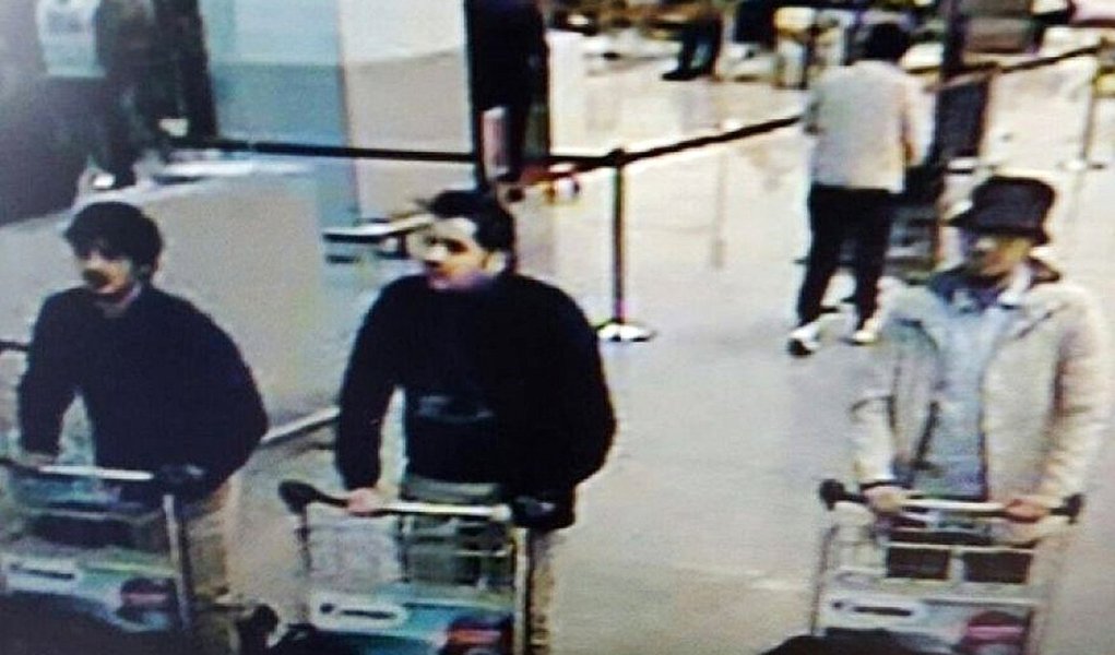 Possíveis suspeitos de ataques em Bruxelas vistos no aeroporto de Bruxelas. REUTERS/Belgian Federal Police
