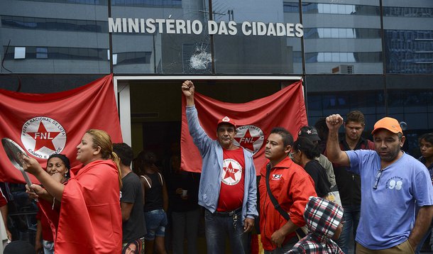 Bras�lia - Integrantes do Movimento Frente Nacional de Luta no Campo e Cidade invadem a sede do Minist�rio das Cidades (Jos� Cruz/Ag�ncia Brasil)