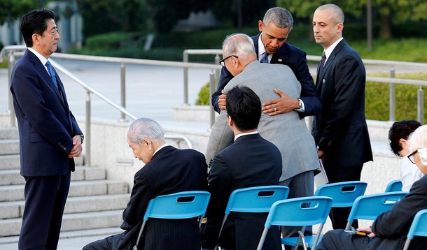 Presidente dos EUA, Barack Obama, abraçando sobrevivente Shigeaki Mori durante visita a Hiroshima, Japão. 27/05/2016 REUTERS/Kimimasa Mayama/Pool