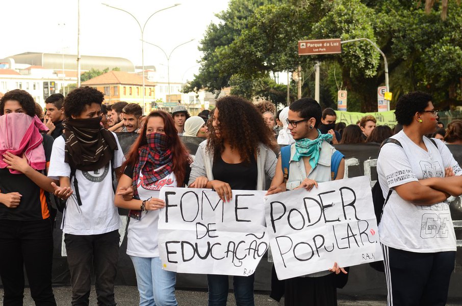 São Paulo - Estudantes secundaristas protestam contra a falta de merenda e as denúncias de corrupção na alimentação escolar (Rovena Rosa/Agência Brasil)