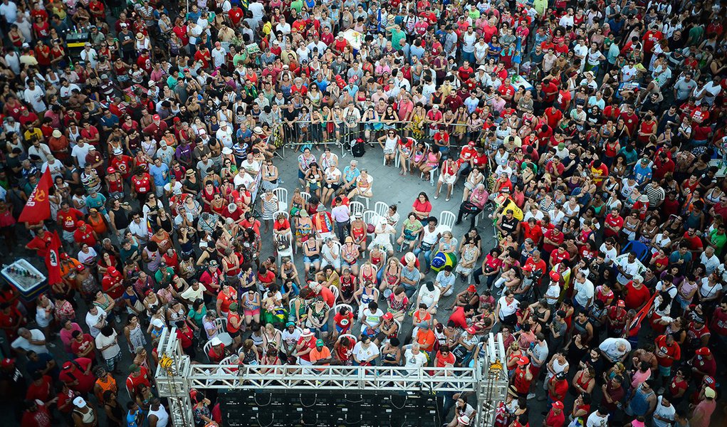 Rio de Janeiro - Manifestantes contra o impeachment se reúnem nos Arcos da Lapa, para assistirem a votação do processo de impeachment da presidente Dilma Rouseff (Tomaz Silva/Agência Brasil)