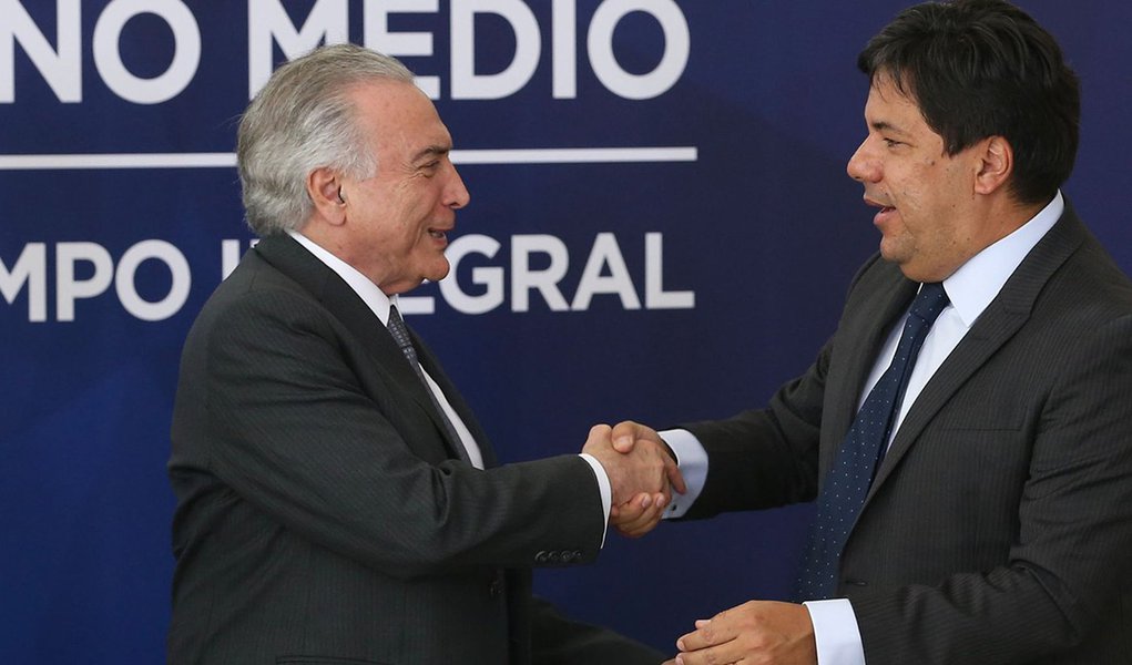 Brasília - Presidente Michel Temer e o ministro da Educação, Mendonça Filho, durante cerimônia de assinatura da MP para reestruturação do ensino médio (Valter Campanato/Agência Brasil)