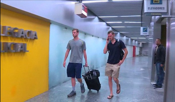 Nadadores norte-americanos Jack Conger (E) e Gunnar Bentz (D) entram em delegacia no aeroporto internacional do Rio de Janeiro 17/08/2016 REUTERS/Cortesia TV Globo/Divulgação