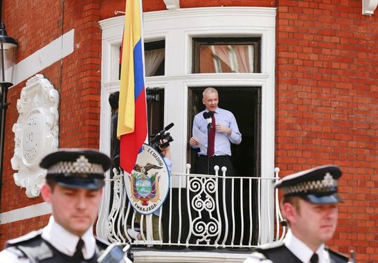 Fundador do WikiLeaks, Julian Assange, na varanda da embaixada do Equador em Londres. 19/08/2012 REUTERS/Olivia Harris