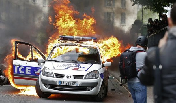 Carro de polícia incendiado em Paris. 18/05/2016 REUTERS/Charles Platiau