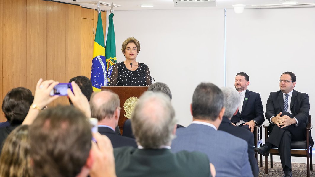 Brasília - DF, 13/04/2016. Presidenta Dilma Rousseff durante assinatura de renovação de contrato de arrendamento entre a Secretaria Especial de Portos e o Terminal de Contêineres de Paranaguá. Foto: Roberto Stuckert Filho/PR