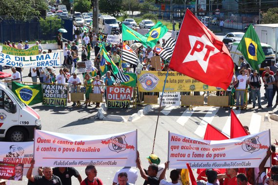 São Paulo- SP- Brasil- 17/02/2016- Manifestantes ligados a Central Única dos Trabalhadores (CUT), realizam protesto em frente ao Fórum da Barra Funda, na zona oeste da cidade. Foto: Roberto Parizotti/ CUT