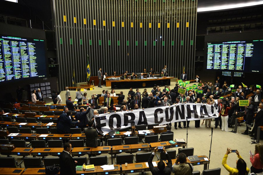 Deputados de Oposição faz manifestação no Plenário fora Cunha,e se misturam com deputados da situação.