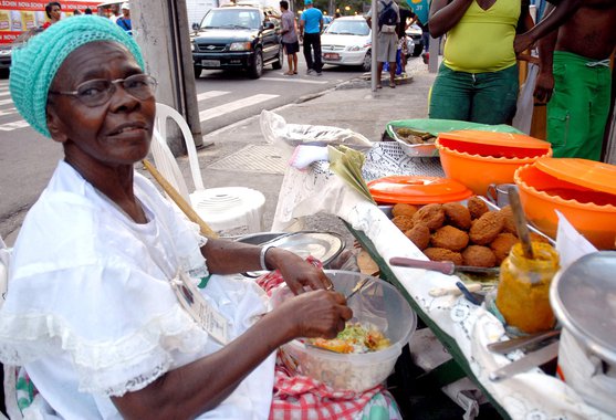 Salvador, Bahia - Baiana Anelita Concei��o Viana, vendedora de acaraj�, conde entrevista � Agencia Brasil, onde comentou a estrutura de seguran�a montada para o carnaval.