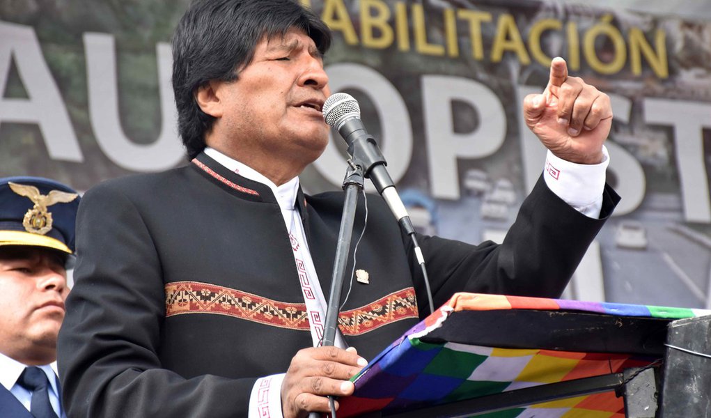 22/02/2016 - Bolívia - Evo Morales e aliados em entrega de obras para ligar La Paz a El Alto, no dia em que boatos sobre sua derrota em referendo surgiram com apuração dos votos. Foto: Enzo de Luca/ ABI