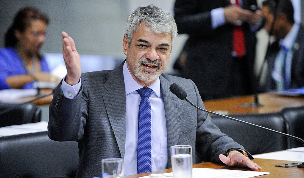 Comissão de Assuntos Sociais (CAS) realiza reunião para apreciação do projeto que autoriza o uso da fosfoetanolamina por pacientes com câncer. À bancada, senador Humberto Costa (PT-PE). Foto: Edilson Rodrigues/Agência Senado