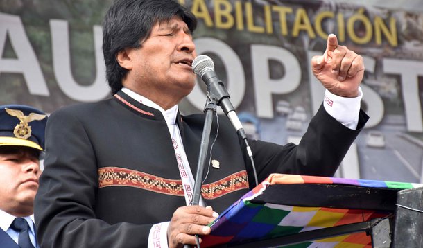 22/02/2016 - Bolívia - Evo Morales e aliados em entrega de obras para ligar La Paz a El Alto, no dia em que boatos sobre sua derrota em referendo surgiram com apuração dos votos. Foto: Enzo de Luca/ ABI
