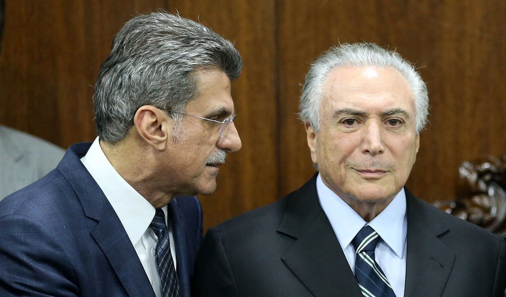 Brasília - O presidente interino Michel Temer entrega o projeto de lei que altera a meta fiscal ao o presidente do Senado, Renan Calheiros, acompanhado do ministro Romero Jucá, do Planejamento (Fabio Rodrigues Pozzebom/Agência Brasil)